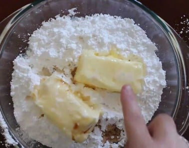 EASY Buttercream Frosting Recipe