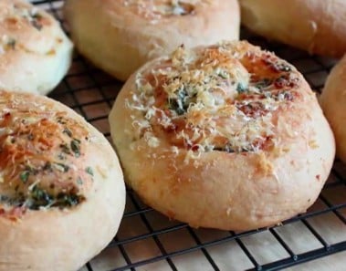 Garlic Parmesan Dinner Rolls Recipe – No-Knead Italian Dinner Rolls