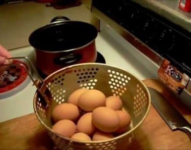 HOW TO MAKE PICKLED EGGS