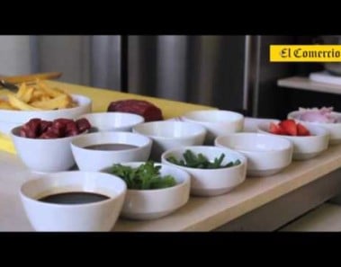 Gastón Acurio prepara un lomo saltado