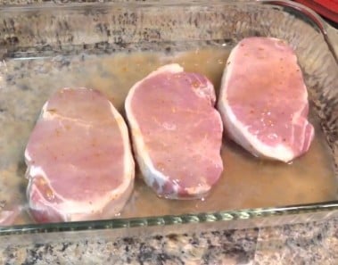 How to Bake Pork Chops in Oven