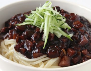 Noodles with blackbean sauce (Jjajangmyeon: 짜장면) English Caption: 영어자막