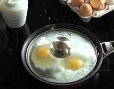 EASY Poached Eggs for a Healthy Breakfast!