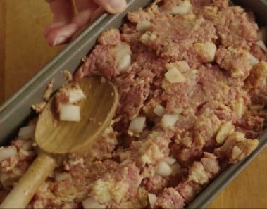 How to Make Old-Fashioned Meatloaf