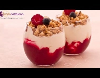 Yogurt sundaes with berries – quick recipe