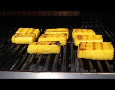 Polenta squares with blue cheese video – Easy vegetarian barbecue idea