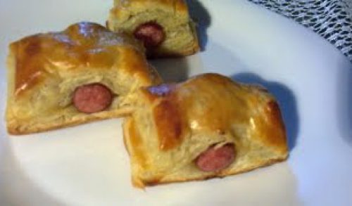 Appetizer, pastry and sausage ,Aperitiv din aluat  fraged si  carnati