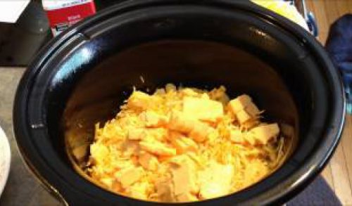 Easy and Delicious Slow Cooker Macaroni and Cheese