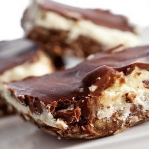 Easy desserts with chocolate.Dessert chocolate and nut